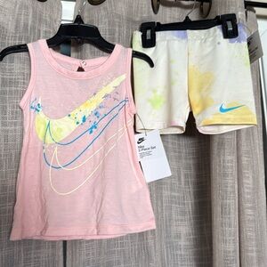 New Nike 2pc pastel colors size 2T. Comfy set for your little queen.